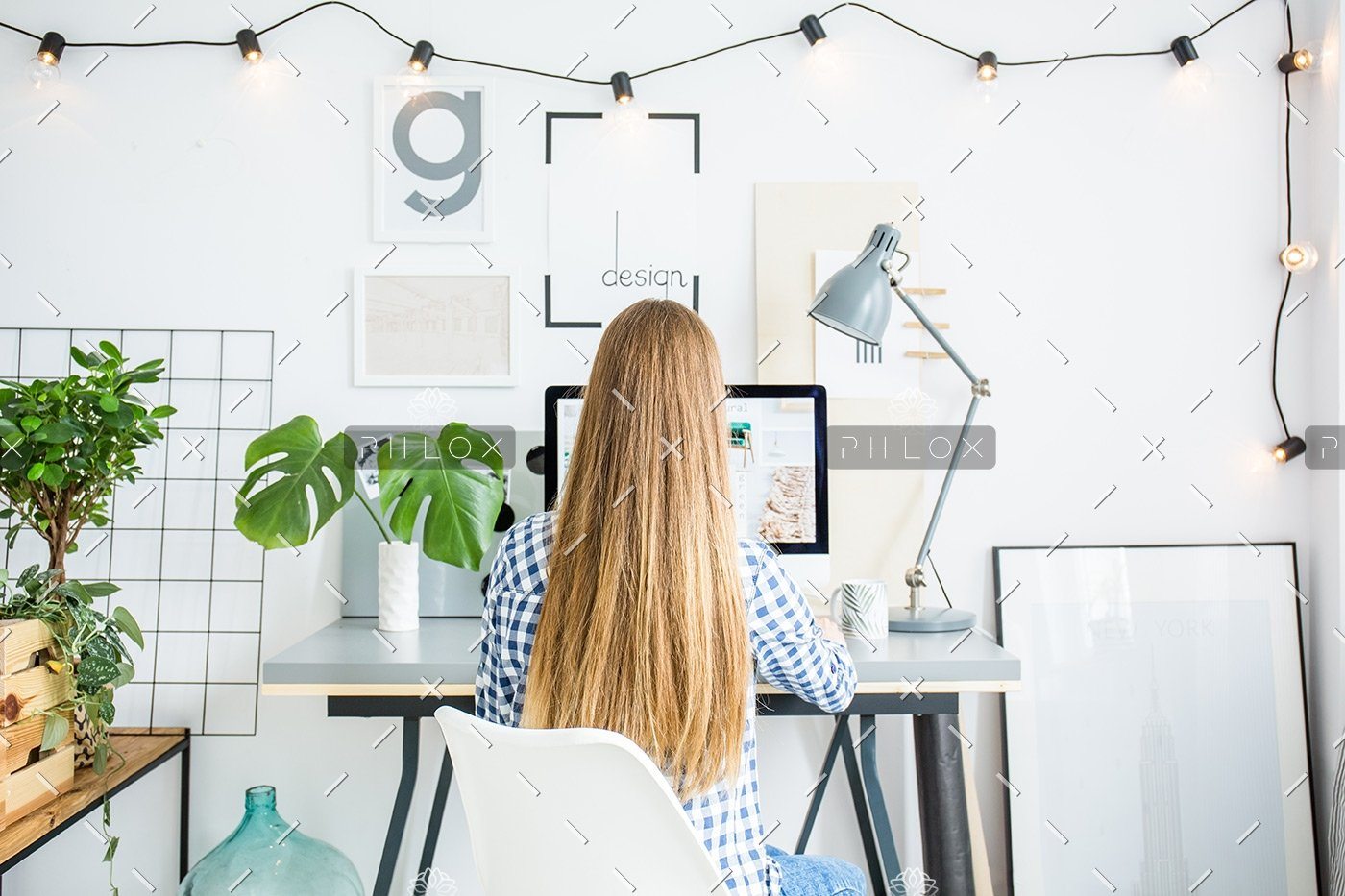 Person With Long Curly Hair PZ99QM2