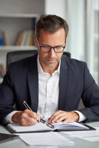 Servant leader actively listening and communicating with the team during a crisis meeting